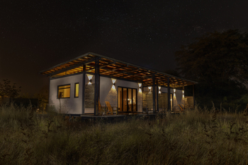 Bori Safari Lodge: Gästechalet bei Nacht