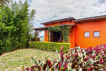 Chameleon Hill Forest Lodge: Gästeunterkunft orange