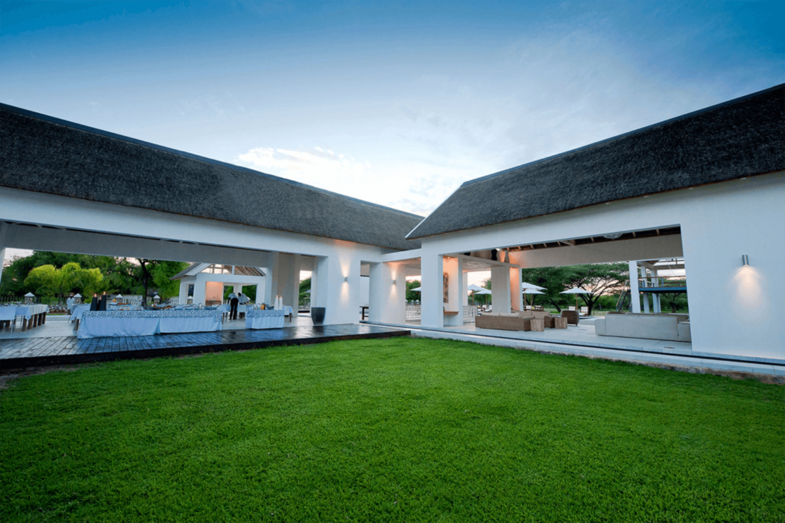 Emanya Etosha Game Lodge Emanya Etosha Game Lodge: Rasenfläche