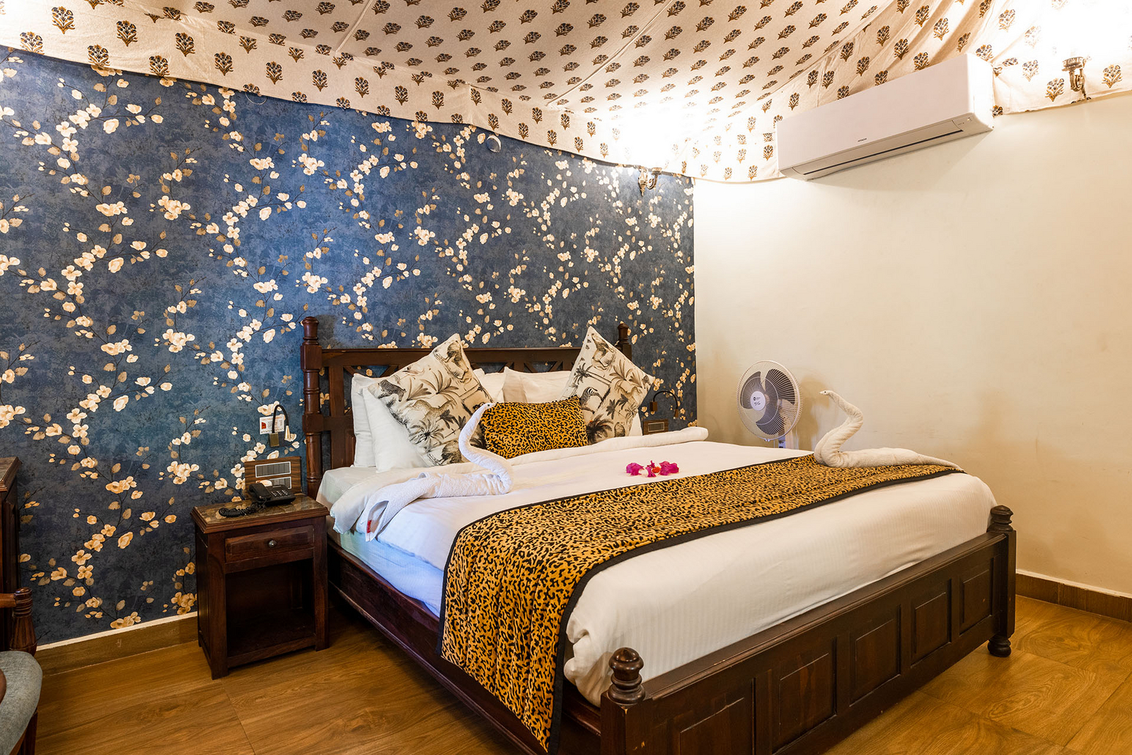 Gir Lion Safari Camp Gir Lion Safari Camp: Luxury Cottage Doppelbett