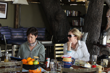 Kujwana Camp: Gäste am Esstisch