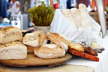 La Clé: Küche - Brot vom Markt