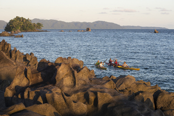 Masoala Forest Lodge: Kayaks an der Felsküste