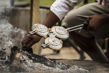 Mombo Camp: Sandwiches vom Feuer