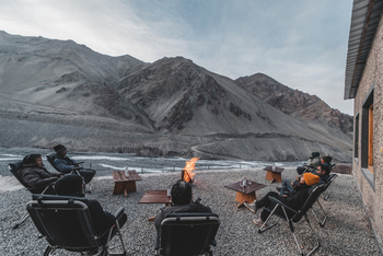 Rumbak Lodge: Gäste am Lagerfeuer
