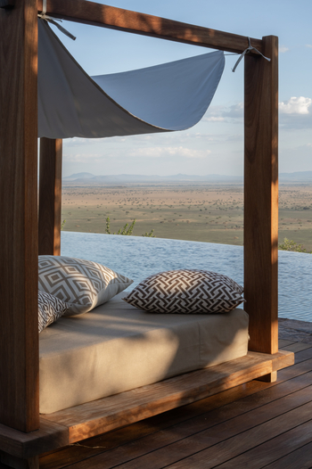 Singita Kilima: Pool mit Tagesbett