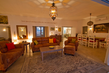 The River Farmhouse The River Farmhouse: Lounge und Esstisch