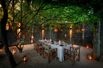 andBeyond Phinda Forest Lodge: Dinner Table in der Boma