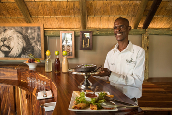 Dinaka Lodge: Service