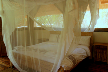 Enjojo Lodge: Doppelbett mit Moskitonetz