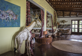 Hatari Lodge: Giraffenskulptur