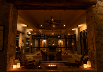 Kanha Earth Lodge: Beleuchtung in der Lounge