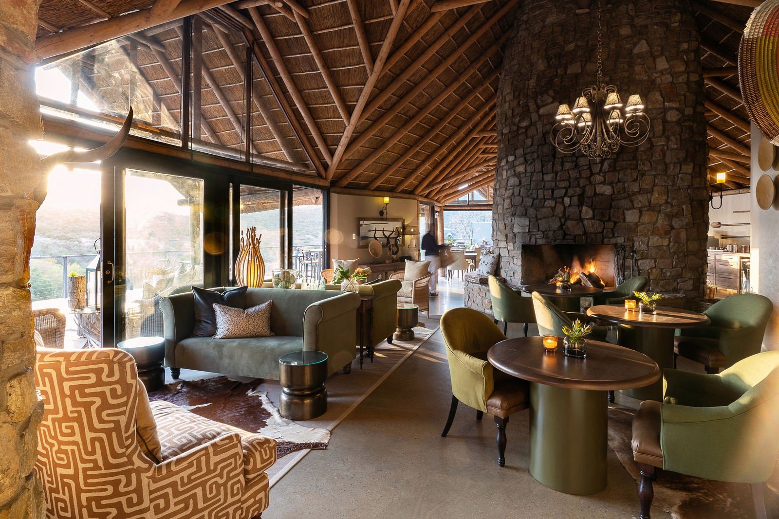Kwandwe Great Fish River Lodge Kwandwe Great Fish River Lodge: Lounge mit Kamin