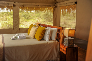 Mara Siana Camp: Kisen auf dem Bett