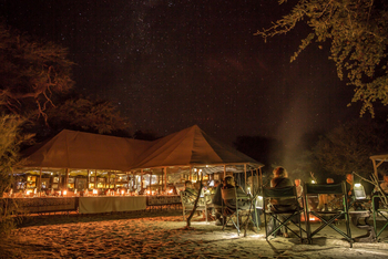 Meno A Kwena Camp Meno A Kwena Camp: Gäste sitzen am Lagerfeuer