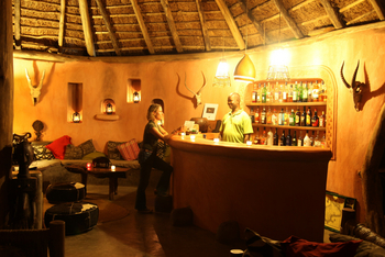 Mihingo Lodge: Besitzerin an der Bar