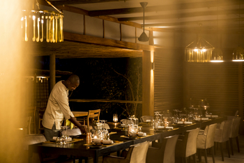 Mombo Camp: Esstisch