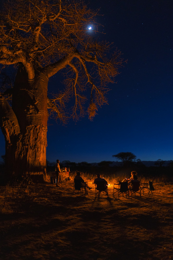 Olkeri Camp: Mond über Baobab
