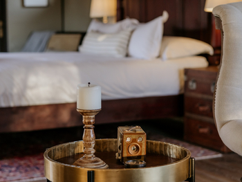 Otjiwa Thornbush Tented Camp: Schlafzimmer mit Vintagekamera auf Messingtisch