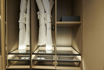 Scenic Eclipse II Grand Panorama Suite: Kleiderschrank mit Bademänteln und Beleuchtung