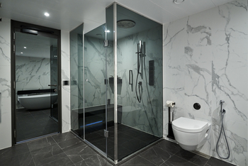 Scenic Eclipse II: Moderne Duschkabine mit schwarzen Armaturen