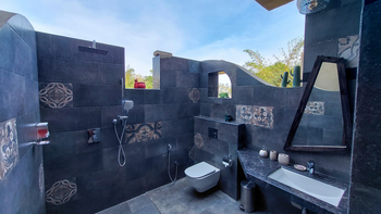 Tathastu Resort Tadoba: Halboffenes Bad