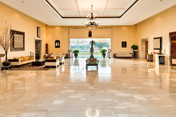 The LaLit Temple View: Eingangshalle