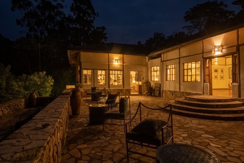 Volcanoes Bwindi Lodge: Terrasse bei Nacht