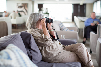 Zambezi Queen Zambezi Queen: Lounge mit Blick nach draußen