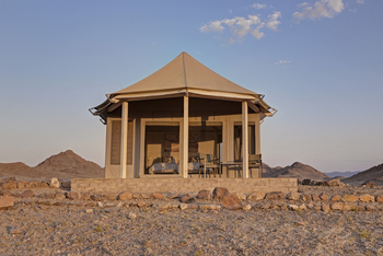 Desert Hills Glamping: Zelt auf Plattform