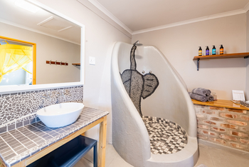 Etosha Safari Camp: Elefantendusche und Waschtisch