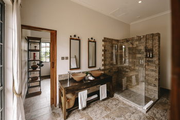 Hamerkop House by Lemala: Doppelwaschtisch und Dusche