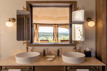 Hemingways Ol Seki Mara: Waschbecken und Spiegel