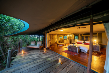 Jahazi Suite at Mara Plains: Deck und Schlafbereich