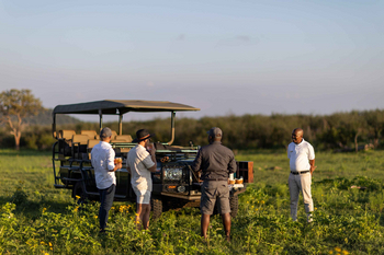 Jamala Madikwe: Gäste genießen Sundowner neben Safari-Fahrzeug