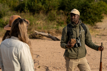 Kokoko Camp: Guide bei Wanderung