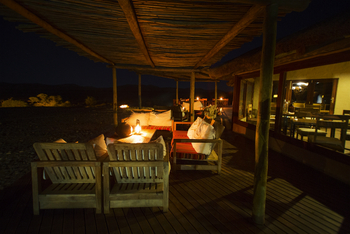 Kulala Desert Lodge: Deck-Lounge am Abend