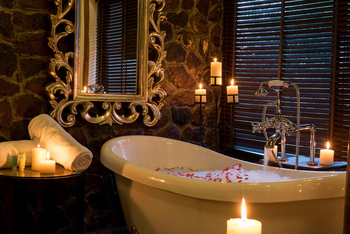 Lake Manyara Kilimamoja Lodge: Badewanne mit Kerzen