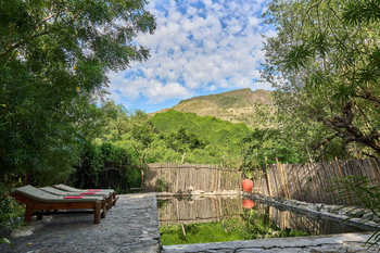 Lake Natron Tented Camp: Naturpool mit Liegestühlen im Sonnenschein