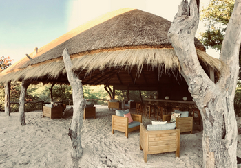 Leopard Plains: Offenes Lounge-Gebäude