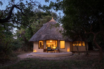 Luangwa River Camp: Gästechalet Außenansicht