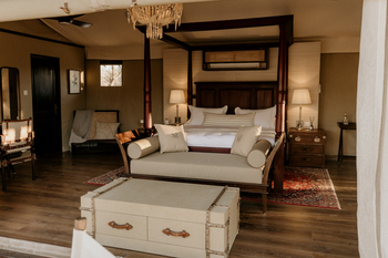 Otjiwa Thornbush Tented Camp: Suite mit Himmelbett und Kronleuchter