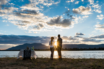 Royal Zambezi Lodge: Sundowner mit Ausblick am Fluss
