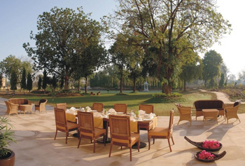 The LaLit Temple View: Patio und Garten