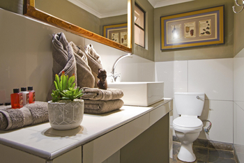 Twyfelfontein Country Lodge: Badezimmer im Dreierzimmer