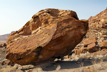 Twyfelfontein Country Lodge: Großer Felsbrocken