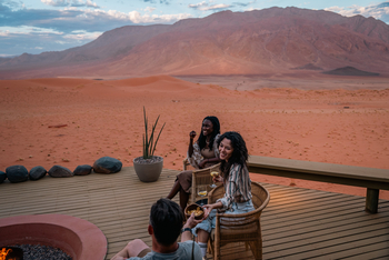 Wolwedans Desert Lodge: Gäste am Feuer