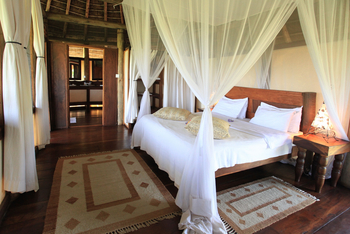 Apoka Safari Lodge: Doppelbett mit Moskitonetz