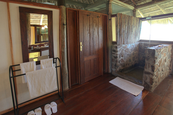 Apoka Safari Lodge: Indoor Shower