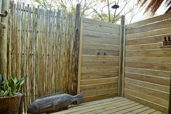 Chobe Bakwena Lodge Chobe Bakwena Lodge: Riverview Chalet - Außendusche